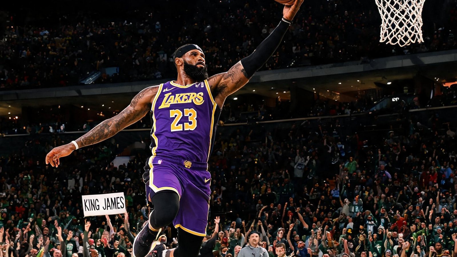 NBA季后赛直播画面，勒布朗·詹姆斯上篮瞬间，球迷欢呼